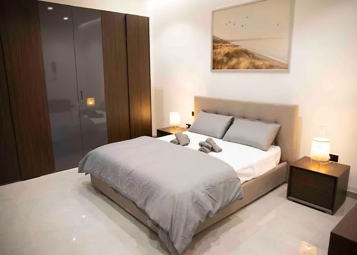 Apartament Flat 1, Spacious 3 Bedroom Near Beaches And Countryside *