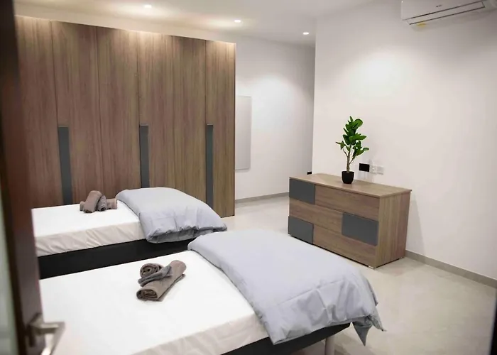 Flat 1, Spacious 3 Bedroom Near Beaches And Countryside * L-Imgarr