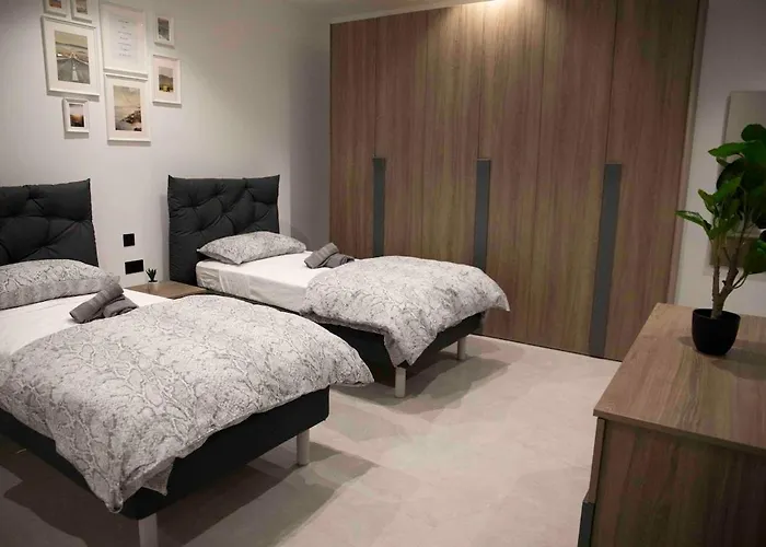 Flat 1, Spacious 3 Bedroom Near Beaches And Countryside