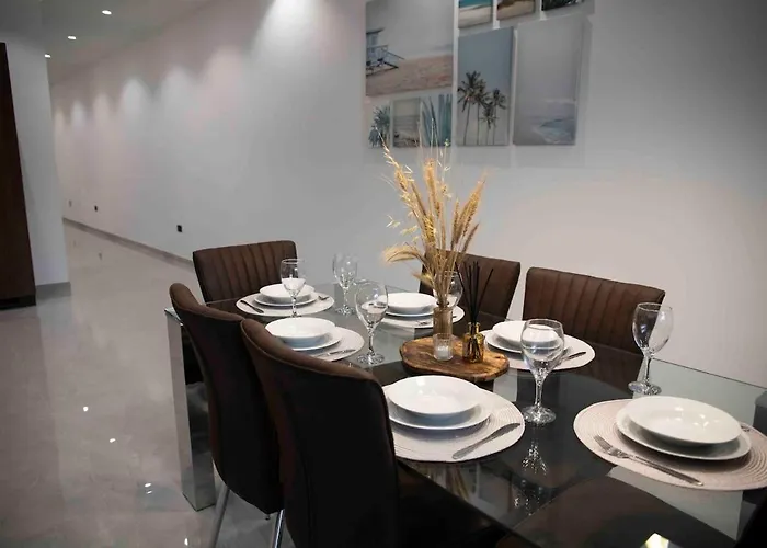 Flat 1, Spacious 3 Bedroom Near Beaches And Countryside Διαμέρισμα