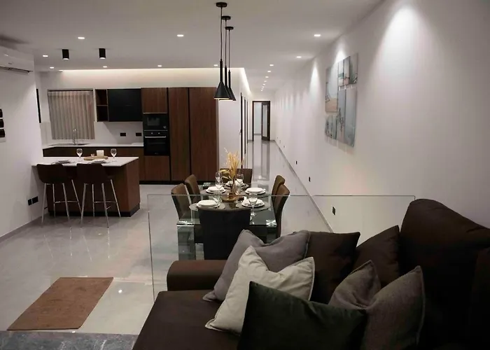 Flat 1, Spacious 3 Bedroom Near Beaches And Countryside Διαμέρισμα *