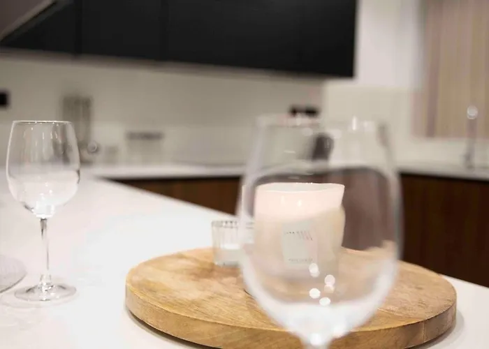 Apartament Flat 1, Spacious 3 Bedroom Near Beaches And Countryside *