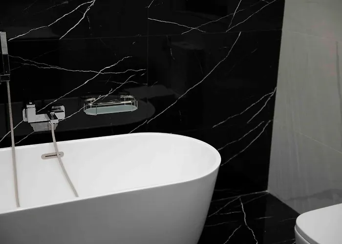 Flat 1, Spacious 3 Bedroom Near Beaches And Countryside Apartament