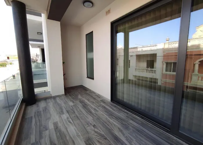Flat 1, Spacious 3 Bedroom Near Beaches And Countryside Apartament L-Imgarr