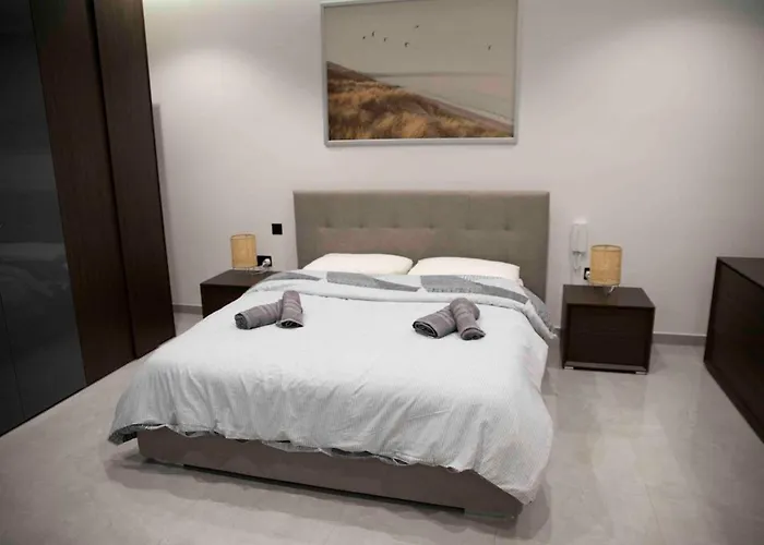 Flat 1, Spacious 3 Bedroom Near Beaches And Countryside *