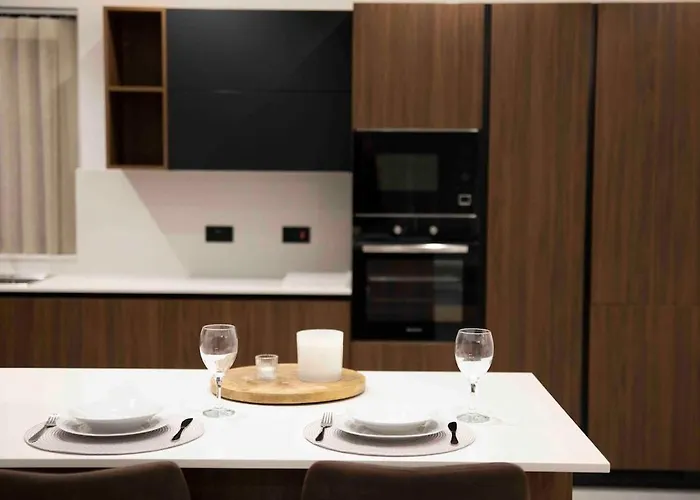 Flat 1, Spacious 3 Bedroom Near Beaches And Countryside Διαμέρισμα