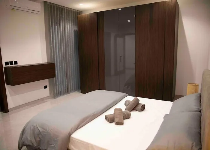 Flat 1, Spacious 3 Bedroom Near Beaches And Countryside Apartament *