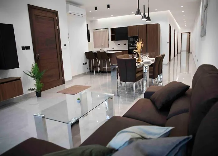 Flat 1, Spacious 3 Bedroom Near Beaches And Countryside L-Imgarr