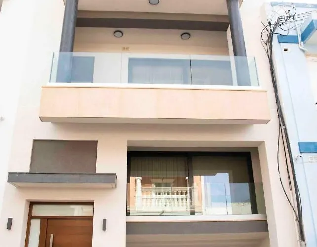 Flat 1, Spacious 3 Bedroom Near Beaches And Countryside Διαμέρισμα *